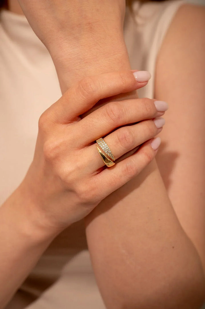 Elegant Gold Ring - Strength, hope and solidarity