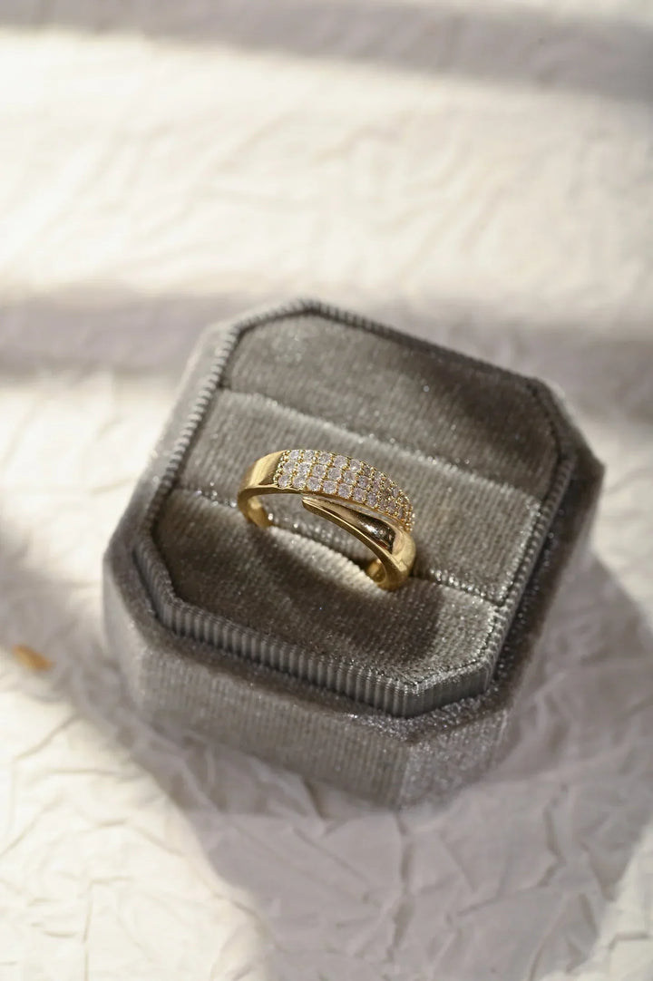 Elegant Gold Ring - Strength, hope and solidarity