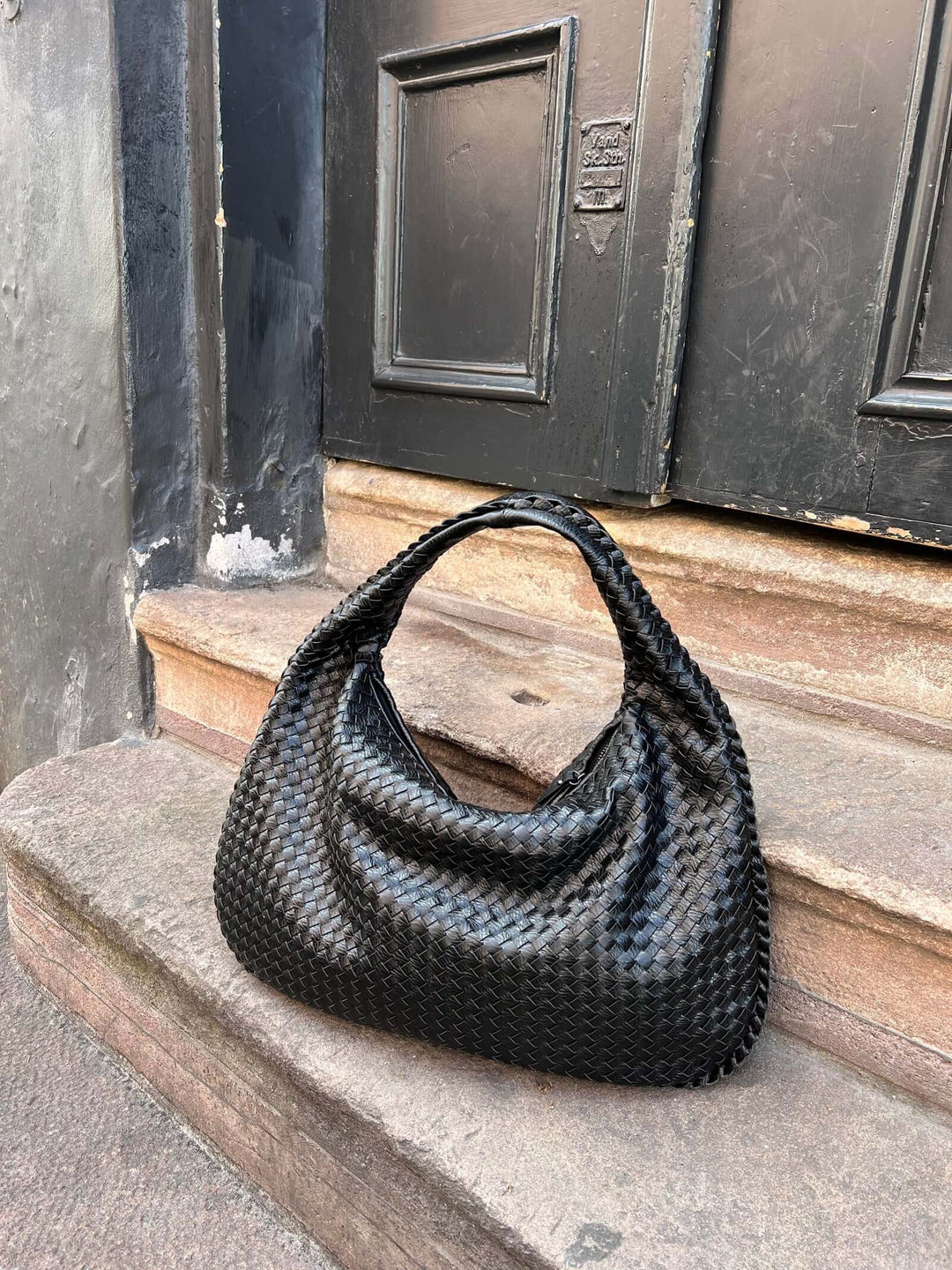 TRIANNA – WOVEN SHOULDER BAG