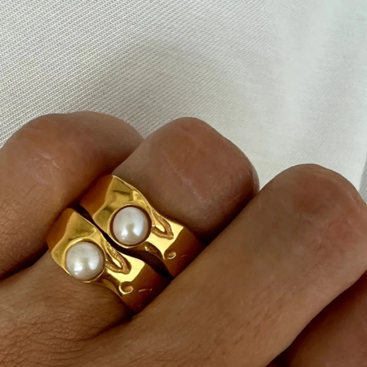 Vintage Ring with Natural Pearl in Gold