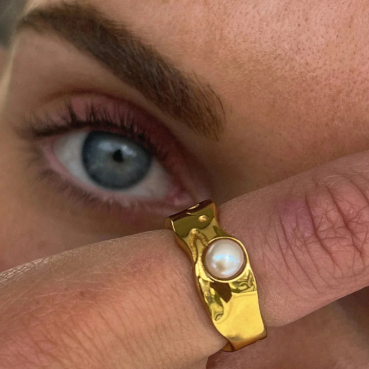 Vintage Ring with Natural Pearl in Gold