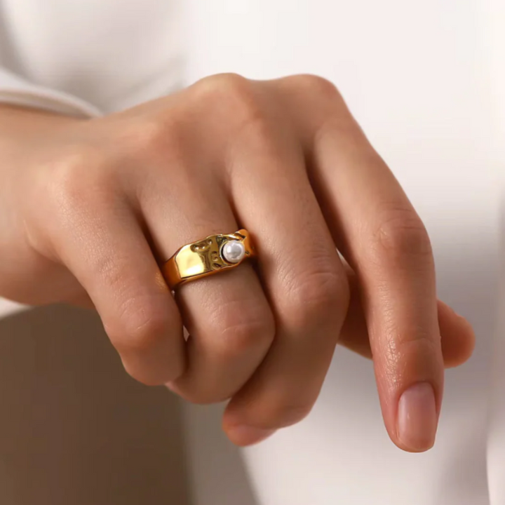 Vintage Ring with Natural Pearl in Gold