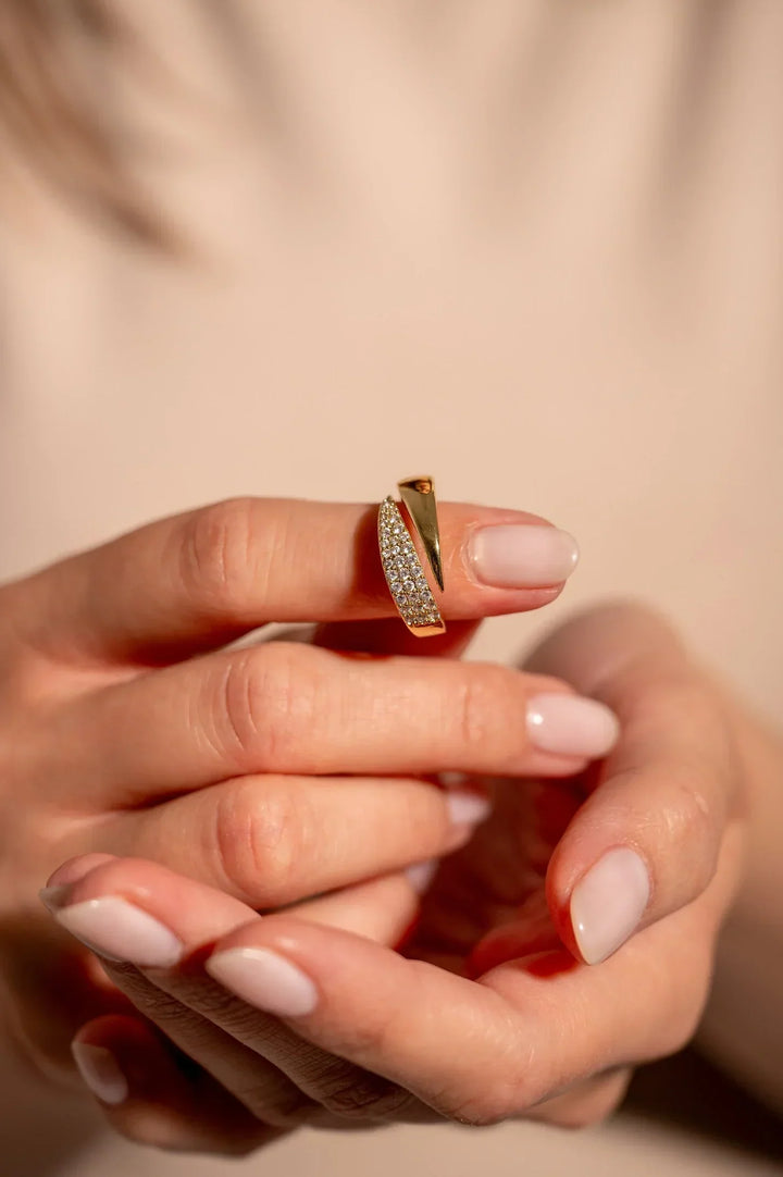 Elegant Gold Ring - Strength, hope and solidarity